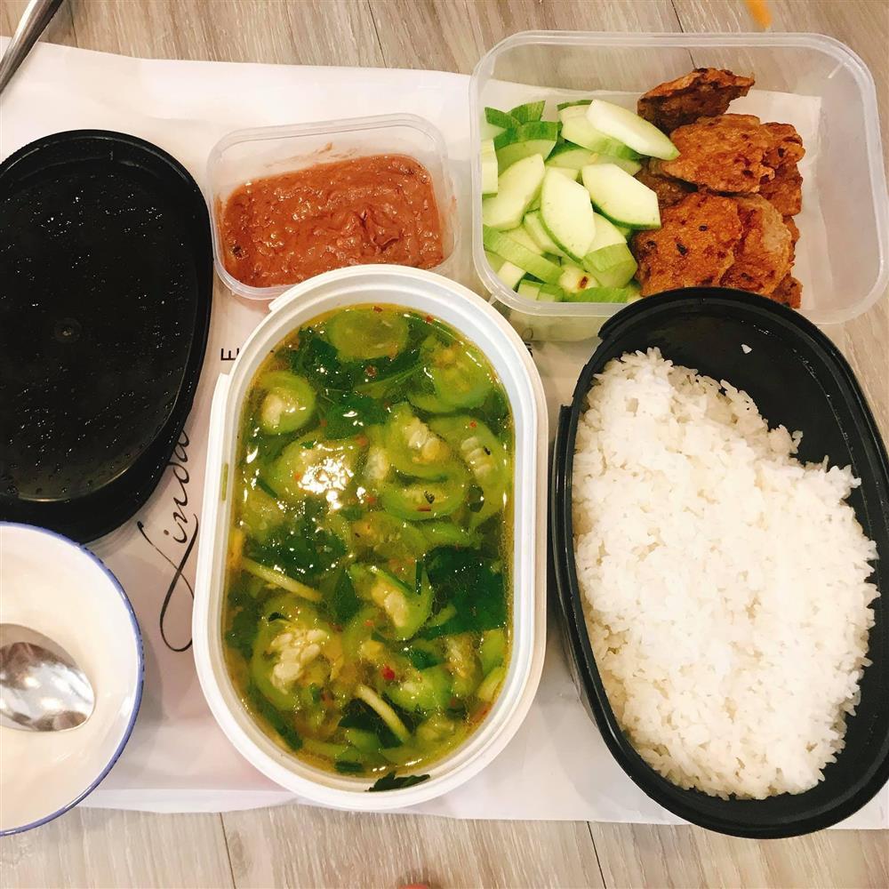 Trưa nào mẹ chồng cũng mang cơm cho con dâu, nhìn thành phẩm chị em khóc ròng-10