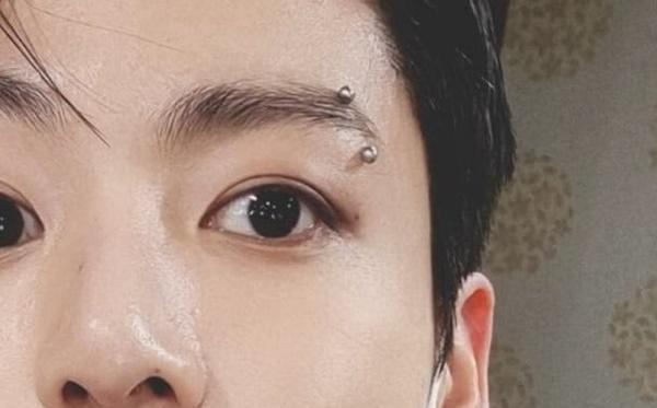 Jung Kook gây tranh cãi vì nghi vấn xỏ khuyên mày-3