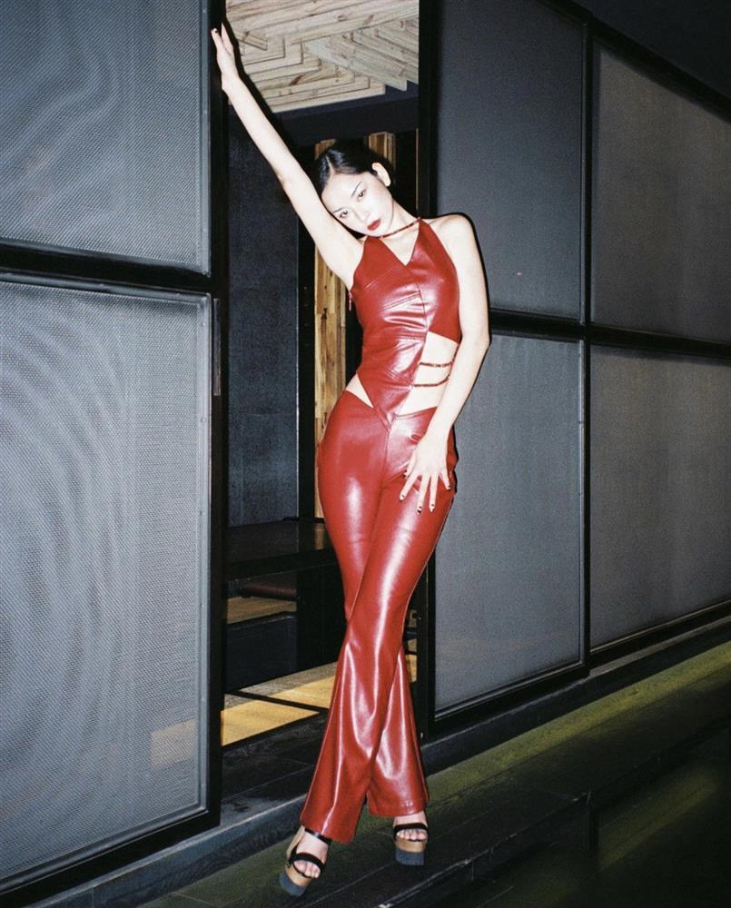 Chi Pu, Khổng Tú Quỳnh, Phí Phương Anh đụng set đồ cut-out táo bạo: Ai gắt nhất?-1