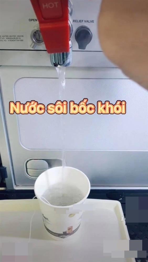 Xôn xao vụ nước uống trên máy bay dễ gây tiêu chảy, một nam tiếp viên làm video đáp trả-3