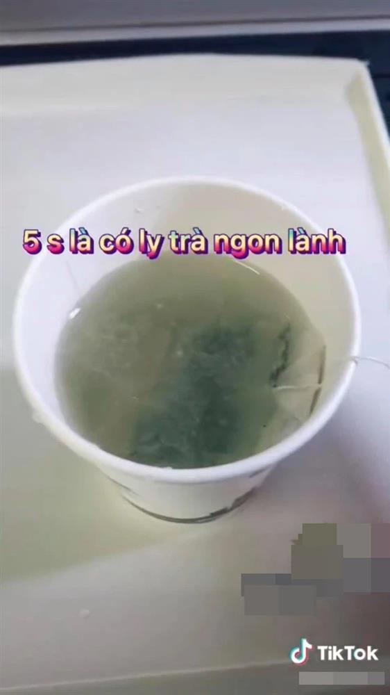 Xôn xao vụ nước uống trên máy bay dễ gây tiêu chảy, một nam tiếp viên làm video đáp trả-4