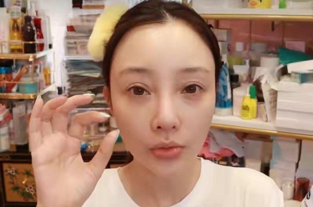 Lý Tiểu Lộ bị chê cười vì dùng mỹ phẩm giá rẻ-1