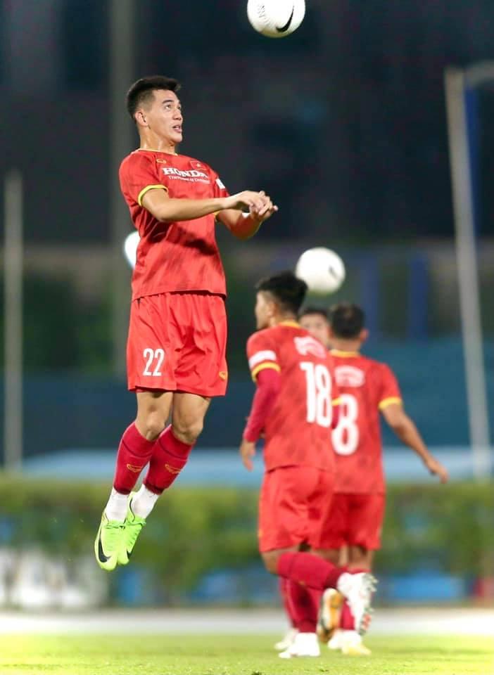 Tiến Linh gặp sự cố vì món đồ mang từ Dubai về nước-2