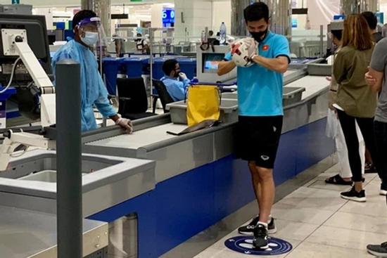 Tiến Linh gặp sự cố vì món đồ mang từ Dubai về nước