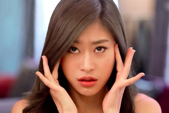 Qua khe cửa khép hờ, tôi điêu đứng phát hiện bí mật sốc óc về cô bạn thân