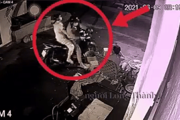 Đang ngồi bấm điện thoại phải chạy thục mạng vì bị xịt hơi cay tới tấp-1