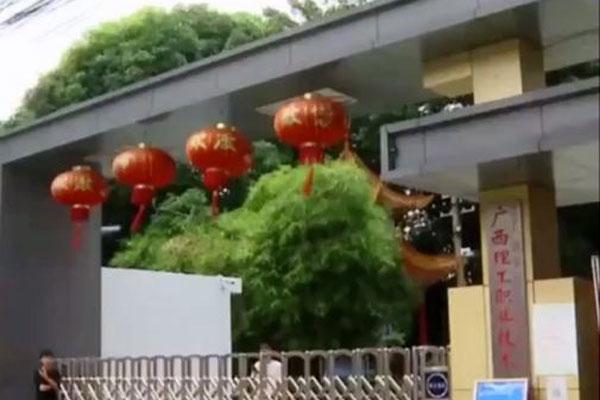 Nam sinh bế con 3 tháng tuổi lên nhận bằng tốt nghiệp đại học-4