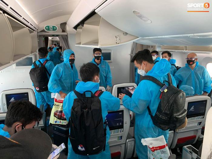 Tuyển thủ Việt Nam mất của trên đường từ UAE về nước-1