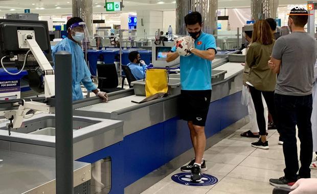 Tuyển thủ Việt Nam mất của trên đường từ UAE về nước-3