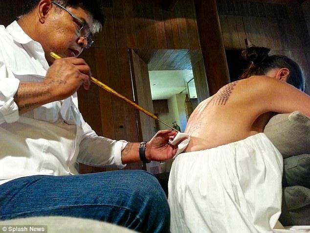 Tất tần tật ý nghĩa của gần 20 hình xăm trên cơ thể Angelina Jolie-13