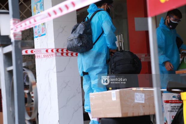 1 bộ đồ 2 số phận: Quang Hải dài chấm gót, Đoàn Văn Hậu toác vòng 3-7