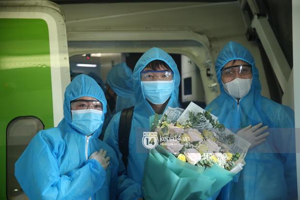 1 bộ đồ 2 số phận: Quang Hải dài chấm gót, Đoàn Văn Hậu toác vòng 3-9