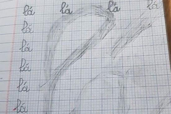 Bị yêu cầu tập viết hết trang, pha bẻ lái tinh ranh của em gái khiến anh trai cạn lời