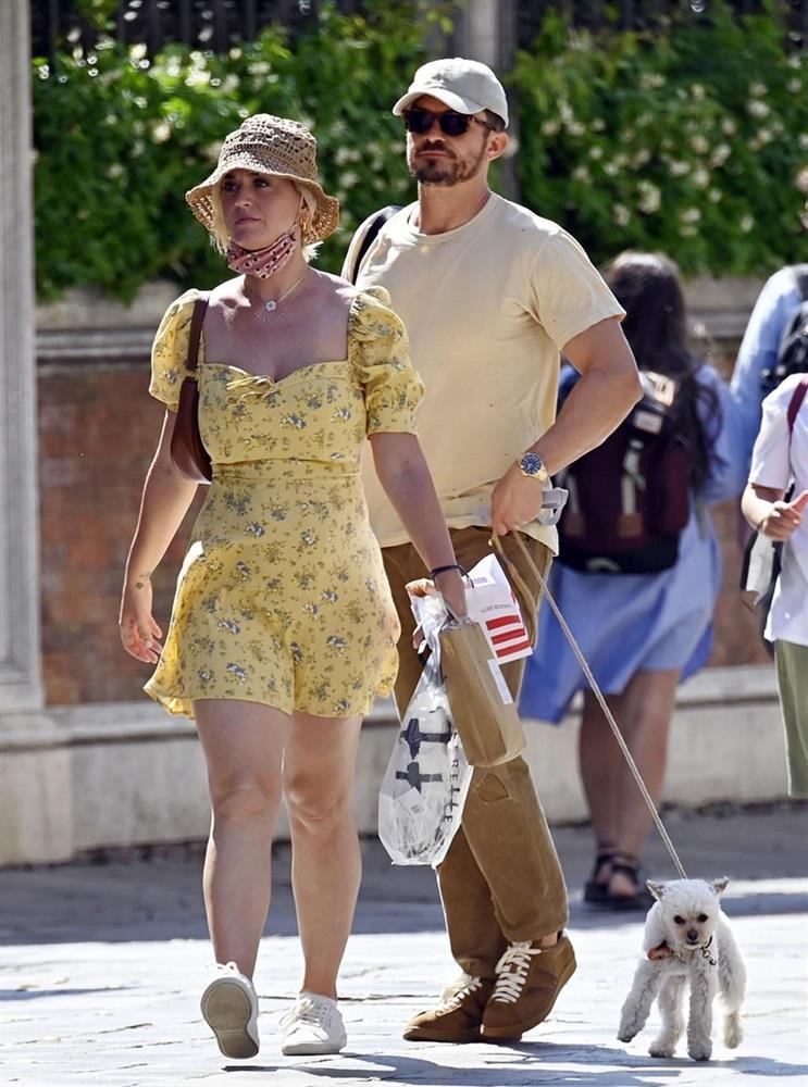 Katy Perry bị tốc váy lộ vòng 3 trên phố, được so sánh với Marilyn Monroe-4