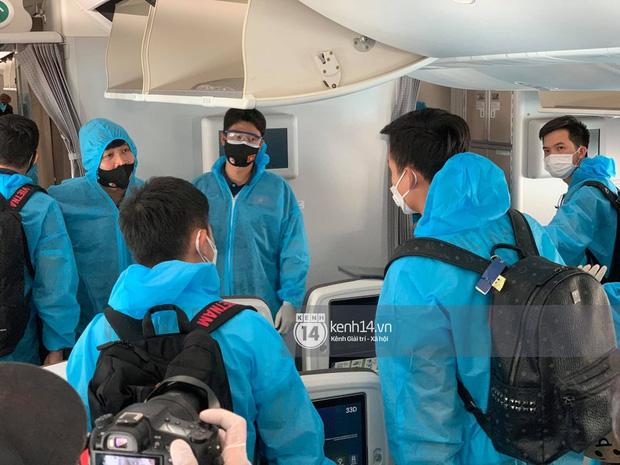 Món tráng miệng trên chuyên cơ về nước của tuyển Việt Nam khiến cầu thủ nào cũng cảm động-1