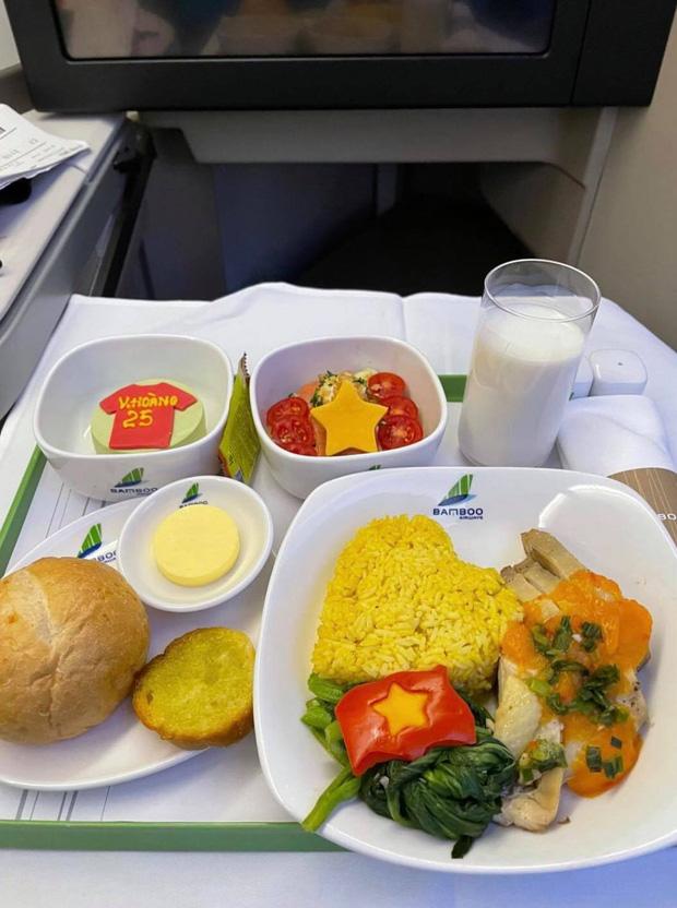 Món tráng miệng trên chuyên cơ về nước của tuyển Việt Nam khiến cầu thủ nào cũng cảm động-2