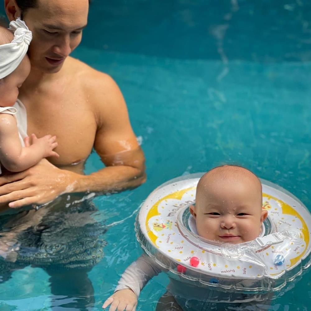 Gia đình Hồ Ngọc Hà đi bơi: 3 nét đẹp không bằng 1 nét hài-8