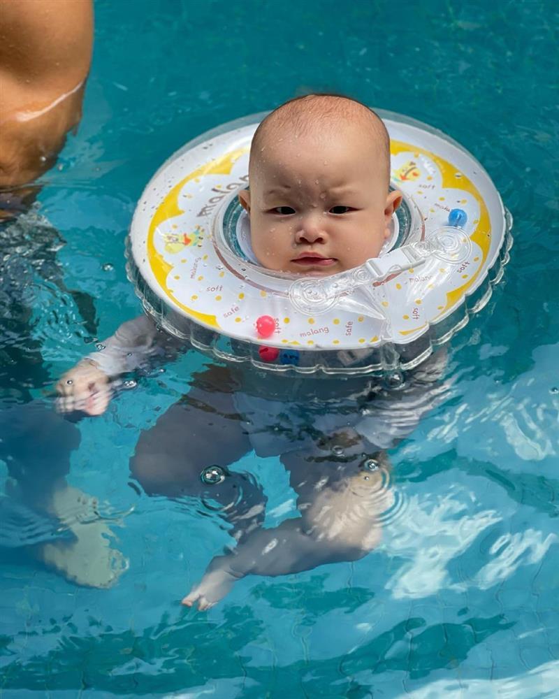 Gia đình Hồ Ngọc Hà đi bơi: 3 nét đẹp không bằng 1 nét hài-12