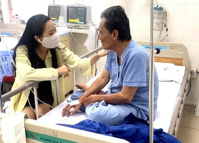 Khi Thương Tín nằm viện, nghệ sĩ Trịnh Kim Chi đứng ra kêu gọi người hâm mộ giúp đỡ tài tử sinh năm 1956. Ở thời điểm khó khăn, có những ngày trong người ông chỉ còn chưa nổi 100 ngàn đồng.