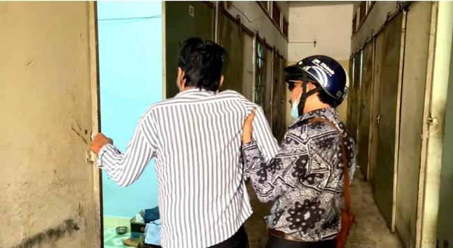 Có thể thấy, nơi ở của Thương Tín nằm trong một dãy nhà trọ có điều kiện sơ sài, ẩm thấp, ánh sáng kém. Mọi đồ vật đều cũ kỹ, tạm bợ. Được biết, căn phòng thuê của tài tử 5X có giá 1.200.000 đồng/tháng.