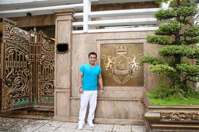 Tài tử 52 tuổi chụp ảnh kỉ niệm trước cổng căn biệt thự khang trang, đồ sộ.