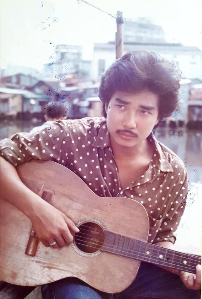 Vẻ điển trai, lãng tử, phong trần của nam diễn viên sinh năm 1968 khiến nhiều khán giả nữ xiêu lòng. Thời kỳ đỉnh cao, có những phim anh đóng cát-xê lên tới 30 triệu đồng tương đương 60 cây vàng. Đây là một con số khổng lồ lúc bấy giờ.