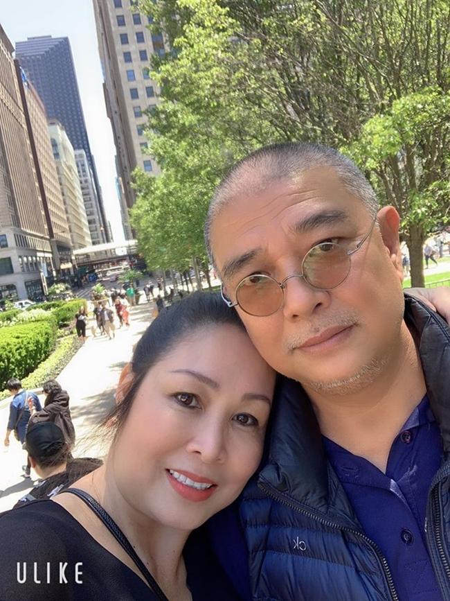 NSND Hồng Vân từng khẳng định sự nghiệp của cô hôm nay có đến 40% đóng góp từ chồng. Lê Tuấn Anh tư vấn, định hướng và hỗ trợ công việc cho vợ. Mỗi khi Hồng Vân cần bù lỗ sân khấu hoặc làm dự án, anh để cô thoải mái lấy tiền từ ngân sách gia đình.