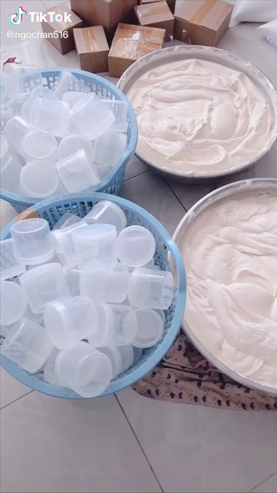 Loạt ảnh sản xuất kem trộn tại gia gây xôn xao mạng xã hội Thái Lan