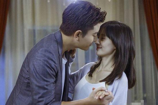 Đang mặn nồng thì chồng sách trên giá đổ sập, tôi tái mặt nhìn tập tài liệu rơi ra