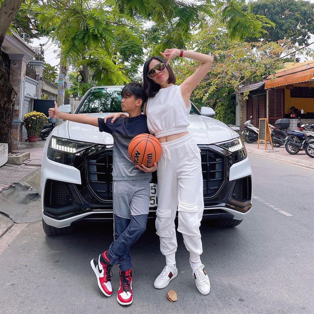 Con trai Lệ Quyên squat vòng 3, dân mạng cười nghiêng ngả-3