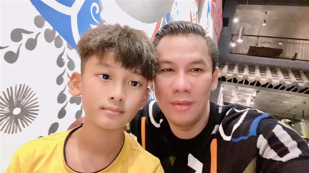 Con trai Lệ Quyên squat vòng 3, dân mạng cười nghiêng ngả-7