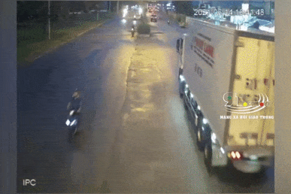 Clip: Lái xe ngang ngược lại đòi đánh người, tài xế bị đổ cả xô chất thải lên đầu-3