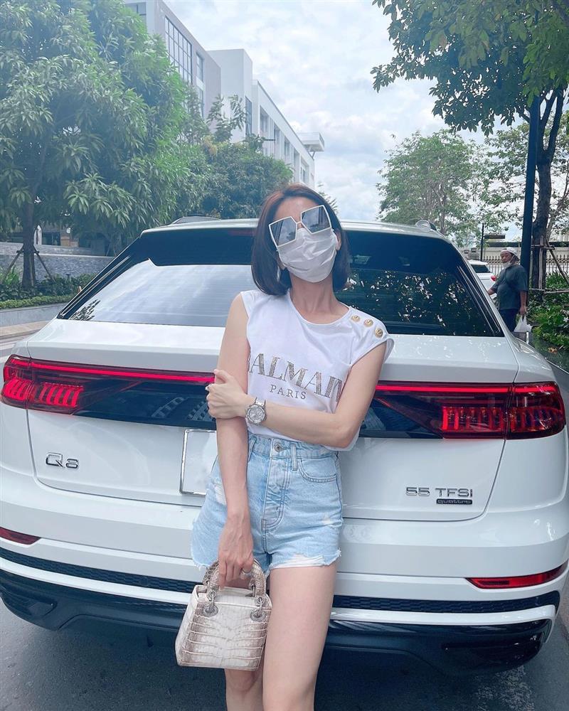 Lệ Quyên đu đưa Lâm Bảo Châu trong ô tô, chân gác chân tình tứ?-3