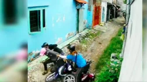 Clip: Bị cướp tài sản, cô gái mảnh mai tay không quật ngã gã thanh niên-1