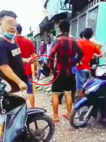 Clip: Bị cướp tài sản, cô gái mảnh mai tay không quật ngã gã thanh niên-2