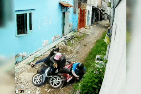 Clip: Giật điện thoại, tên cướp bị người dân Sài Gòn dạy dỗ giữa phố-1