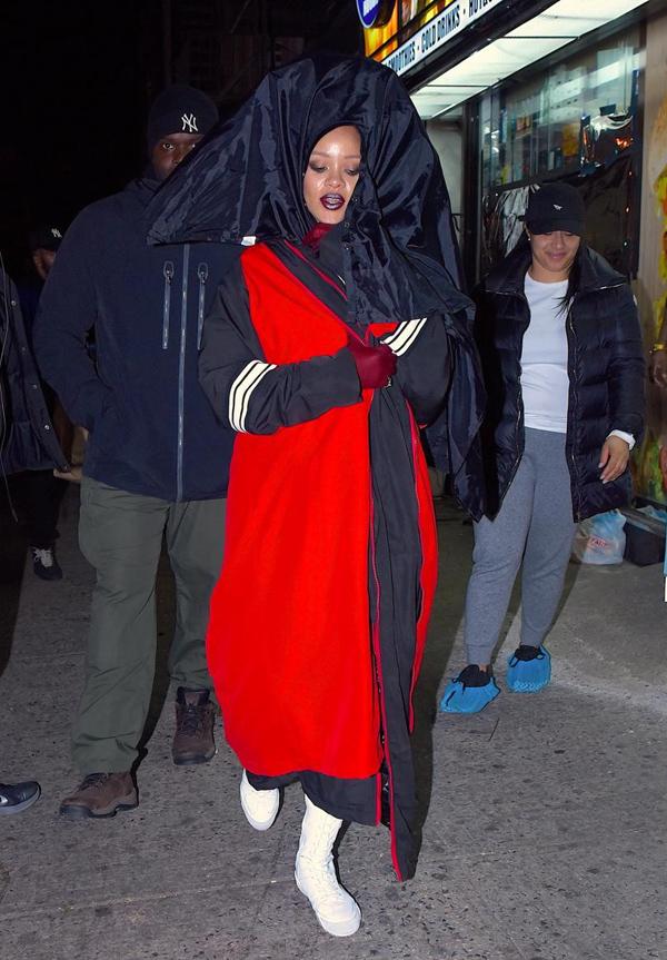 Rihanna gây ức chế với thiết kế quần hở gần hết vòng ba-13