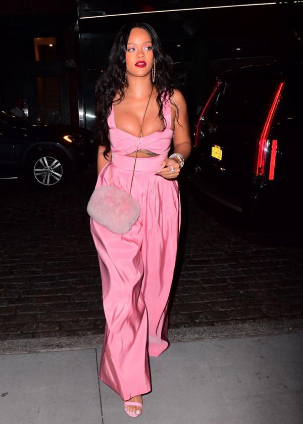 Rihanna gây ức chế với thiết kế quần hở gần hết vòng ba-8