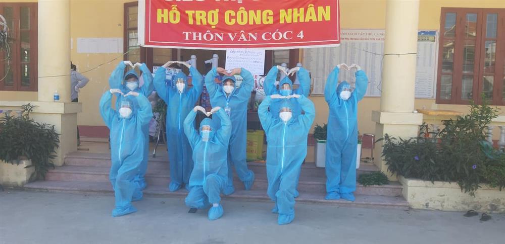 Nắng nóng hơn 40 độ, tình nguyện viên Covid-19 Bắc Giang vẫn quẩy tưng bừng-3