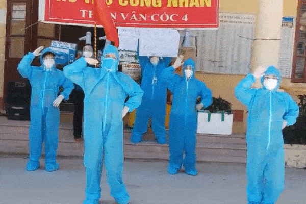 Nắng nóng hơn 40 độ, tình nguyện viên Covid-19 Bắc Giang vẫn 'quẩy' tưng bừng