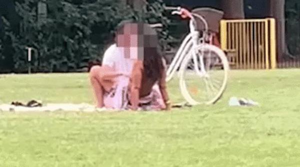 Cặp đôi mây mưa giữa công viên, bất chấp sự có mặt của người xung quanh-2