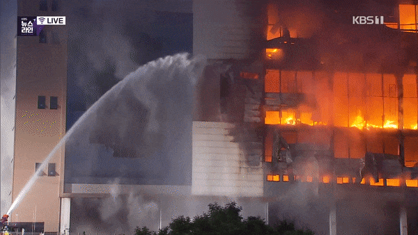 Kinh hoàng Hàn Quốc: Cháy kho hàng 19 tiếng, tòa nhà có thể sập, cứu hỏa mắc kẹt-3