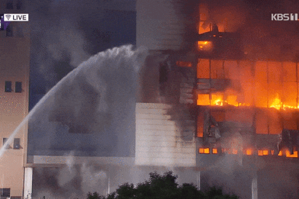 Kinh hoàng Hàn Quốc: Cháy kho hàng 19 tiếng, tòa nhà có thể sập, cứu hỏa mắc kẹt