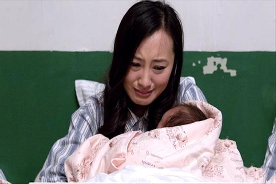 Đầy tháng cháu, người mẹ 26 năm tôi không gặp mang tới chỉ vàng và lời xin lỗi