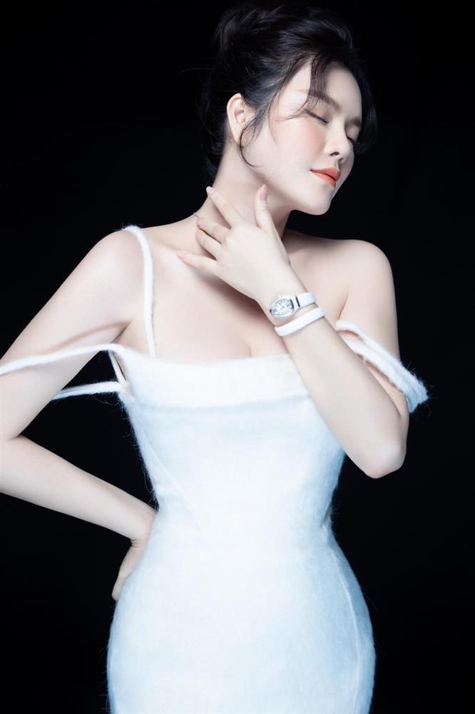 Lý Nhã Kỳ đụng hàng Ngọc Trinh: 2 đại gia chơi phụ kiện tiền tỷ, ai gắt hơn?-1