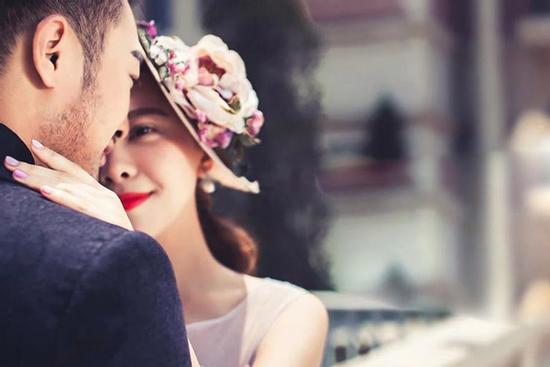 Tưởng yêu được gái ngoan, điếng người phát hiện thứ trong nhà tắm