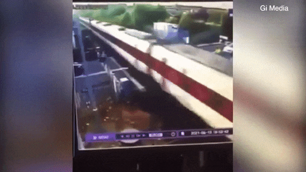 Thót tim: Tên trộm lái siêu xe lao thẳng vào đoàn tàu chạy tốc độ 200km/h-1