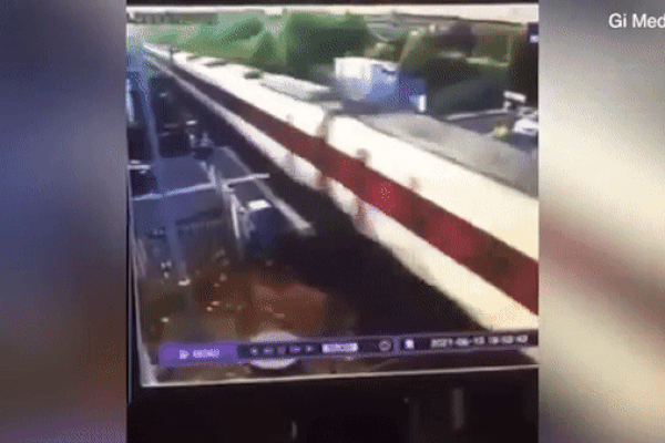Thót tim: Tên trộm lái siêu xe lao thẳng vào đoàn tàu chạy tốc độ 200km/h