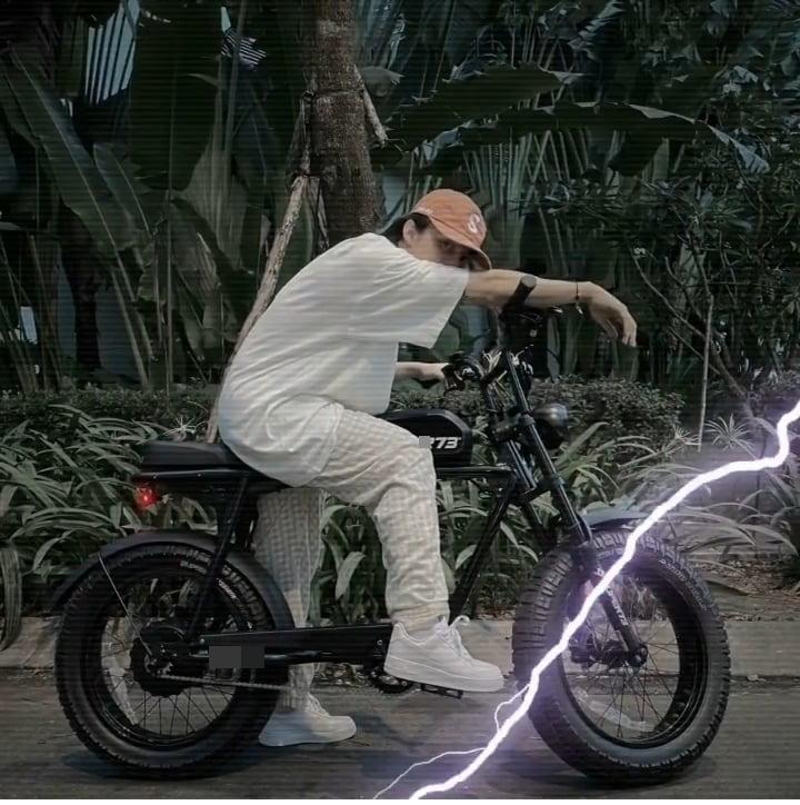 Ngọc Trinh thả dáng bên siêu xế, ông trùm kim cương cũng trầm trồ-1