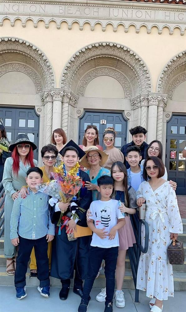 Con trai Bằng Kiều dậy thì tuổi 18 nhìn cao lớn không nhận ra-4